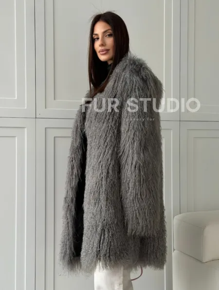 Удлиненная серая шуба из ламы - фото 11