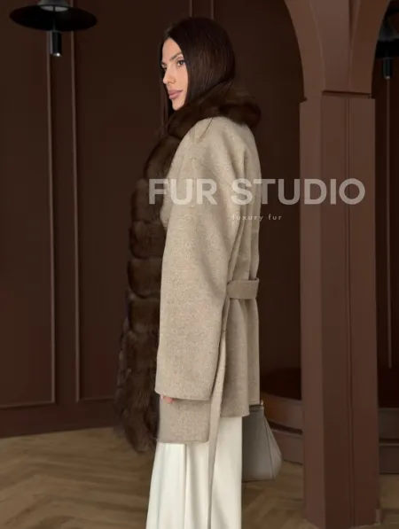 Пальто с отделкой из меха песца - фото 10