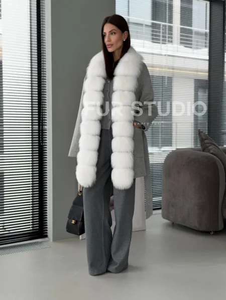 Серое пальто с меховым воротником - фото 13