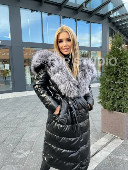 Чёрное пуховое пальто с меховым капюшоном - фото 6