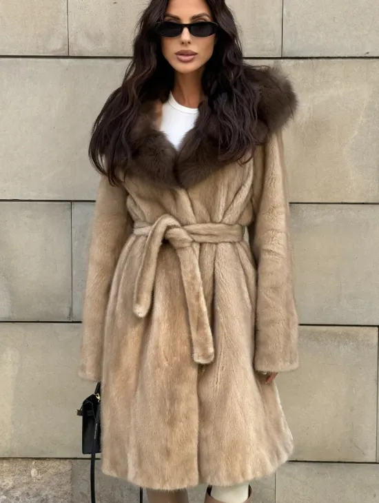 Шуба из норки пастель в технологии роспуск с капюшоном из меха куницы - фото 0