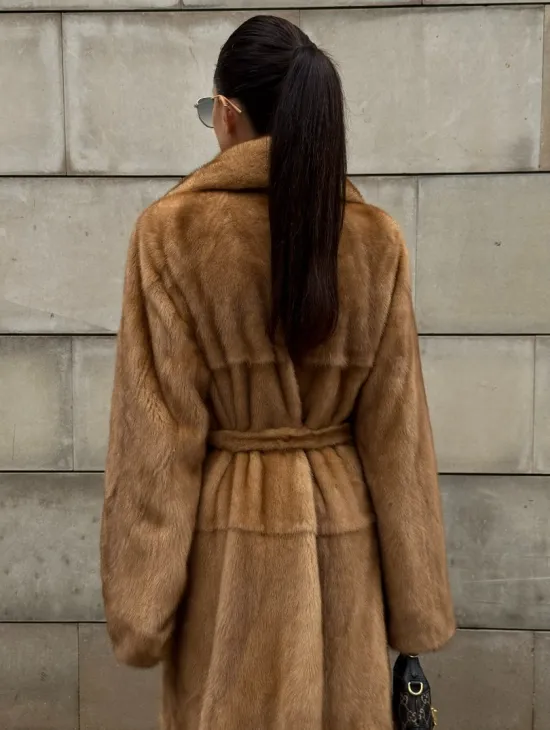 Шуба - халат maxi из меха норки Caramel с накладными карманами - фото 5