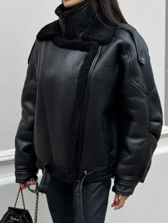 Укороченная женская дубленка - бомбер с двойным воротником - фото 5