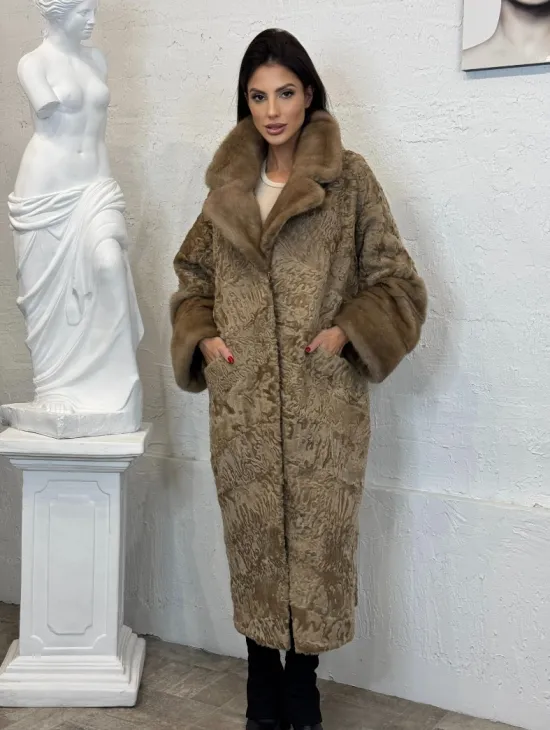 Длинное женское пальто из натурального меха каракульчи с отделкой из норки - фото 4