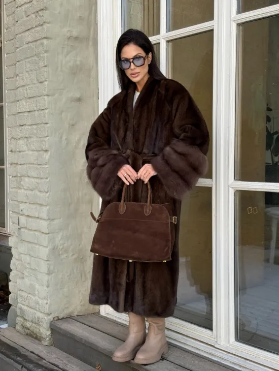 Женская норковая шуба с манжетами из роскошного меха куницы - фото 9