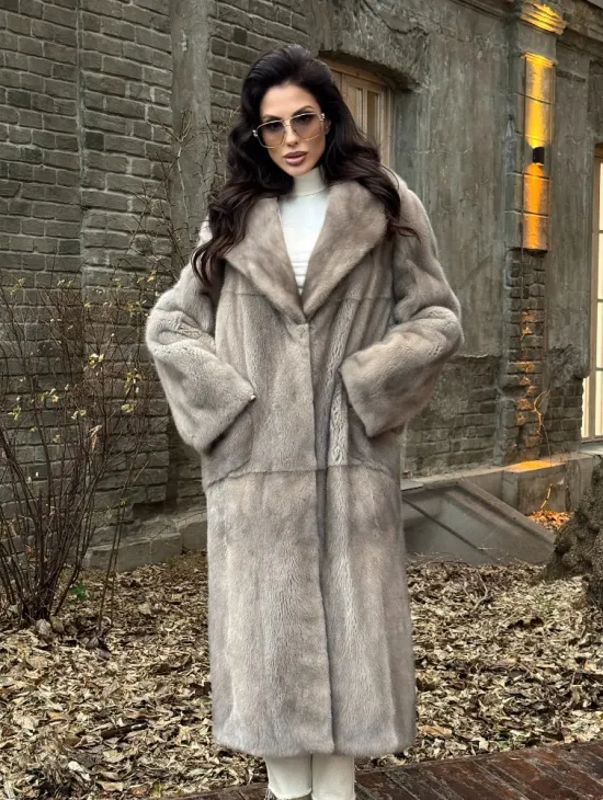 Шуба прямого кроя с капюшоном и меховым поясом в сером цвете - фото 7