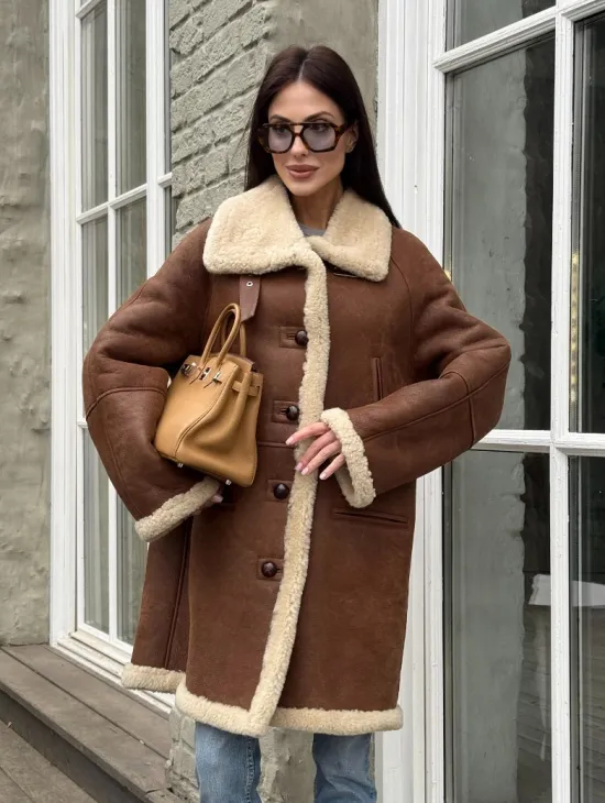 Удлиненная женская дубленка из меха мериноса на пуговицах - фото 8