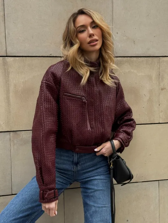 Бомбер женский из натуральной плетеной кожи - Burgundy цвет - фото 8