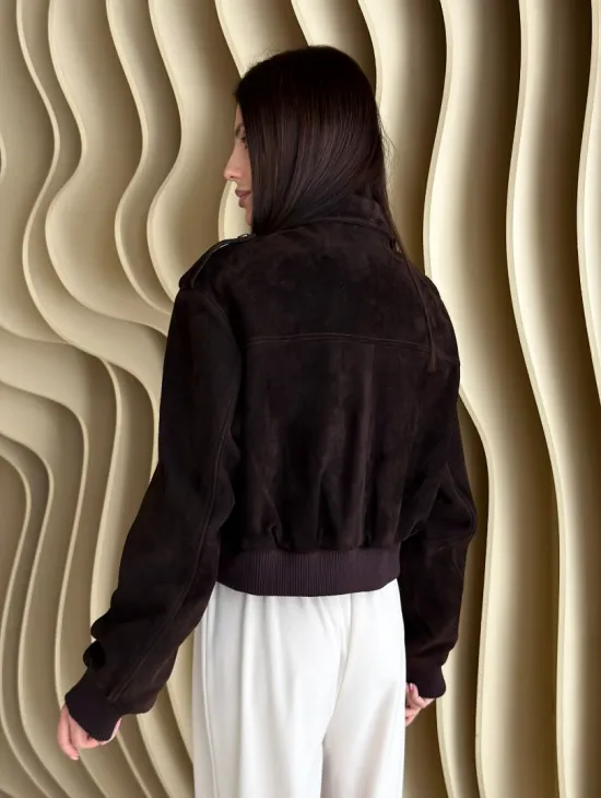 Короткий бомбер из натуральной замши на молнии с трикотажными манжетами - фото 6