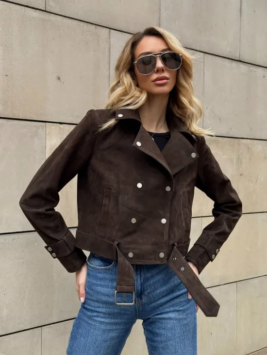 Короткая замшевая курточка с прорезными карманами и ремнём на талии - фото 11