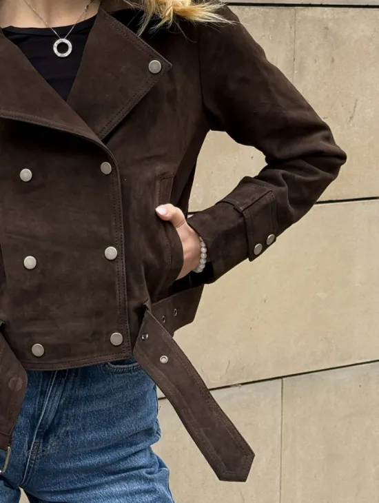 Короткая замшевая курточка с прорезными карманами и ремнём на талии - фото 1