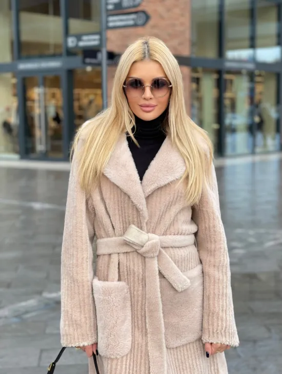 Шуба из натуральной шерсти в бежевом оттенке - фото 0