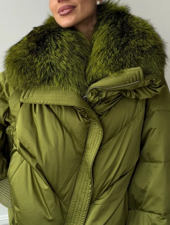 Женский стеганный пуховик с воротником чернобурки - фото 2