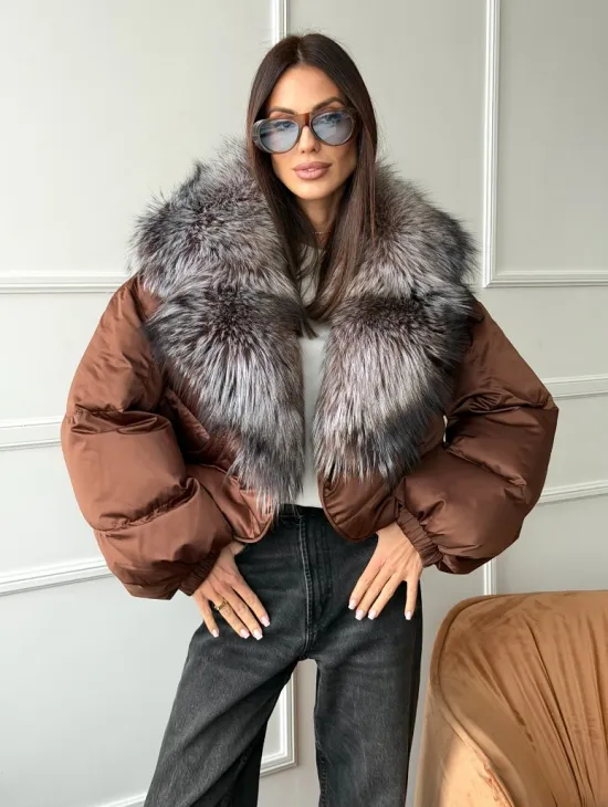 Короткий пуховик с мехом чернобурки - фото 0