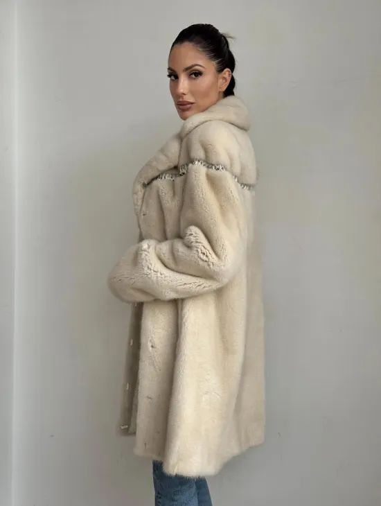Шуба из аукционной норки с отделкой из кожи в цвете жемчуг - фото 5