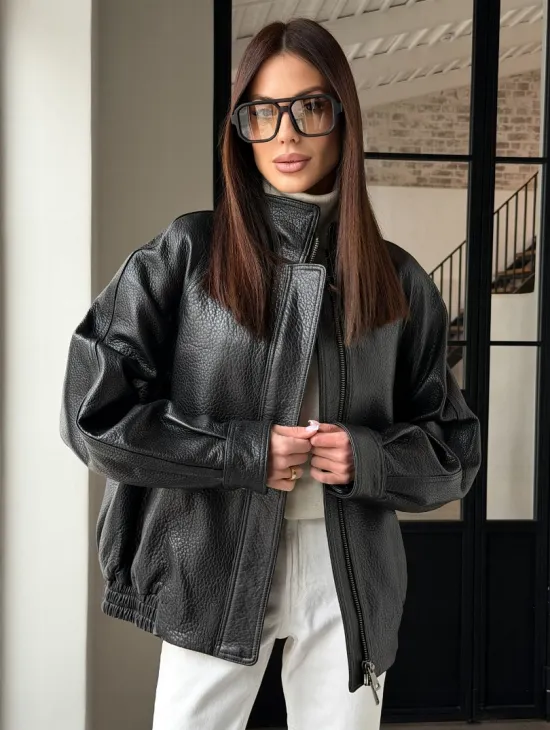 Черная весенняя куртка из кожи Joombo - фото 11