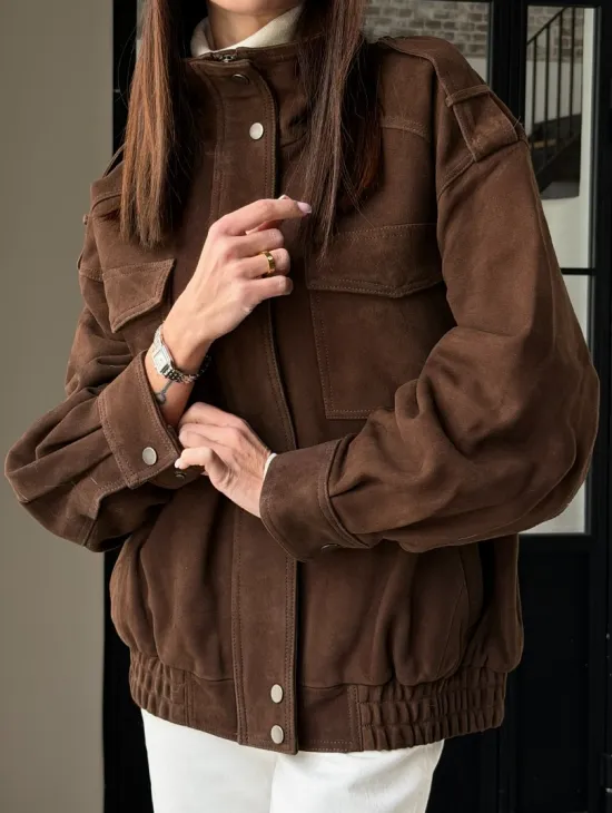 Коричневая куртка из натуральной замши тренд 2026 - фото 6