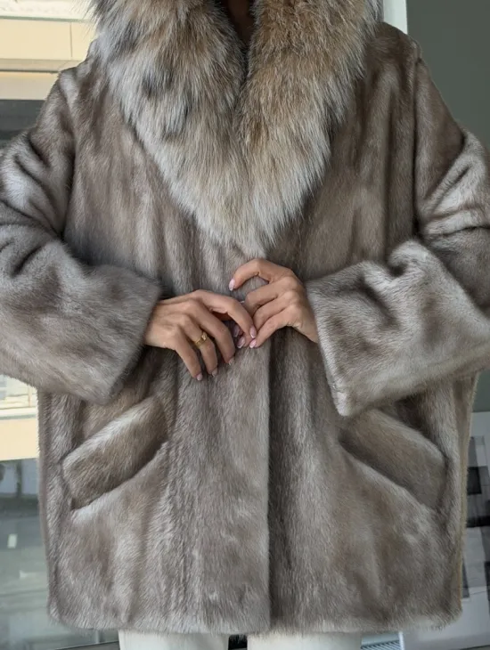 Шуба из аукционной пепельной норки с капюшоном из рыси - фото 2