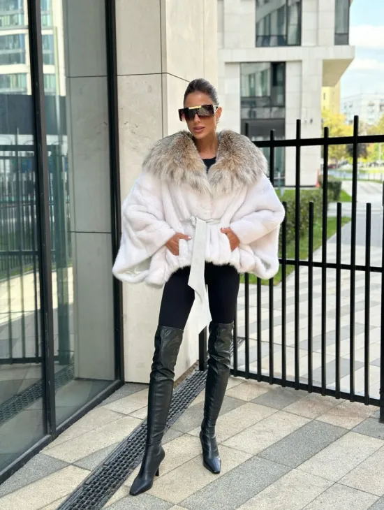 Белое норковое манто с капюшоном из меха рыси - фото 7